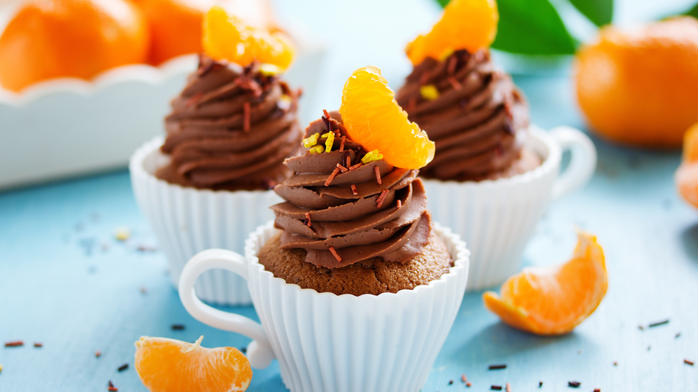 Капкейки с шоколадным кремом и кусочками мандарина