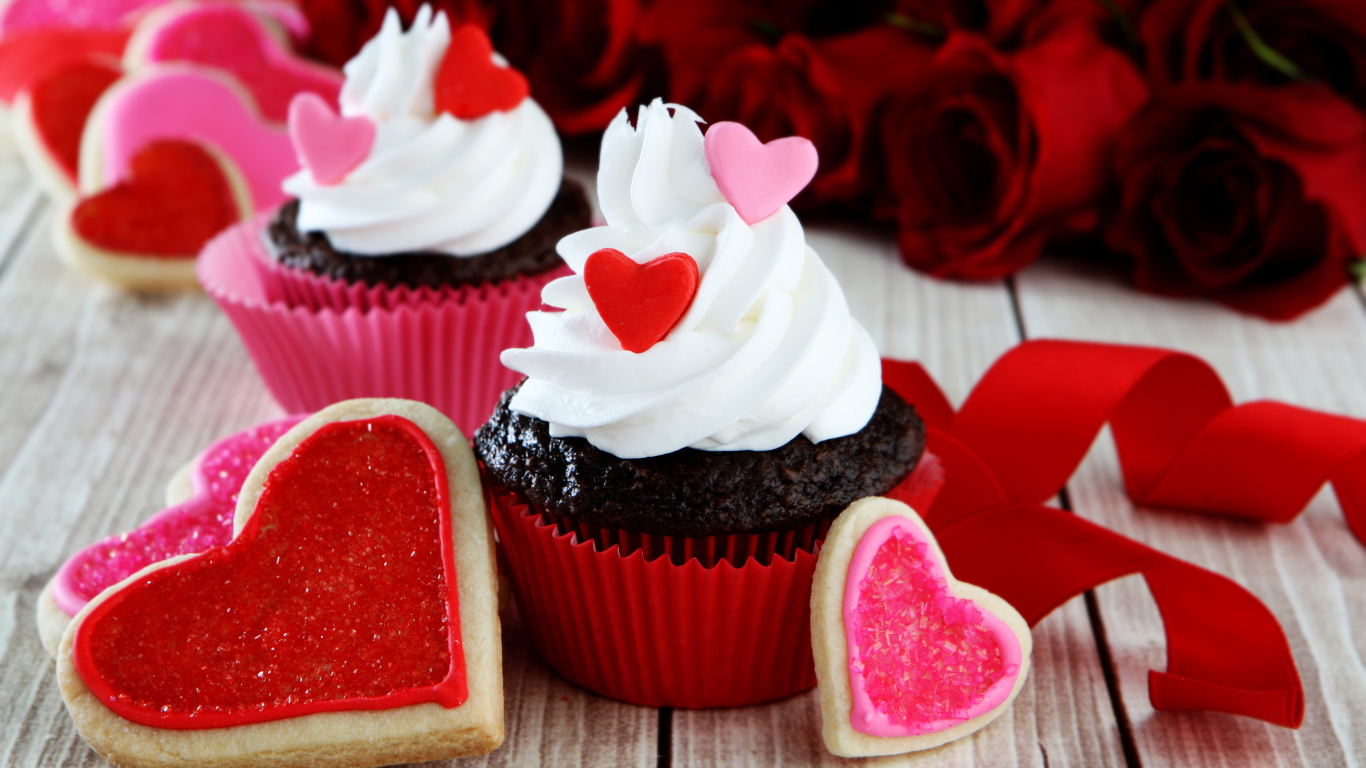 Капкейки с кремом и печенье в форме сердечек на столе