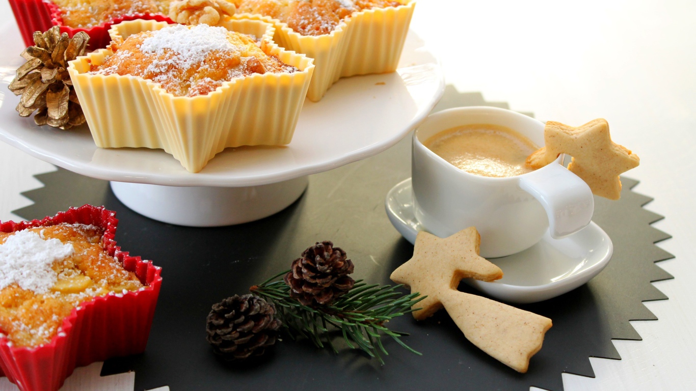 Кексы с сахарной пудрой на столе с кофе