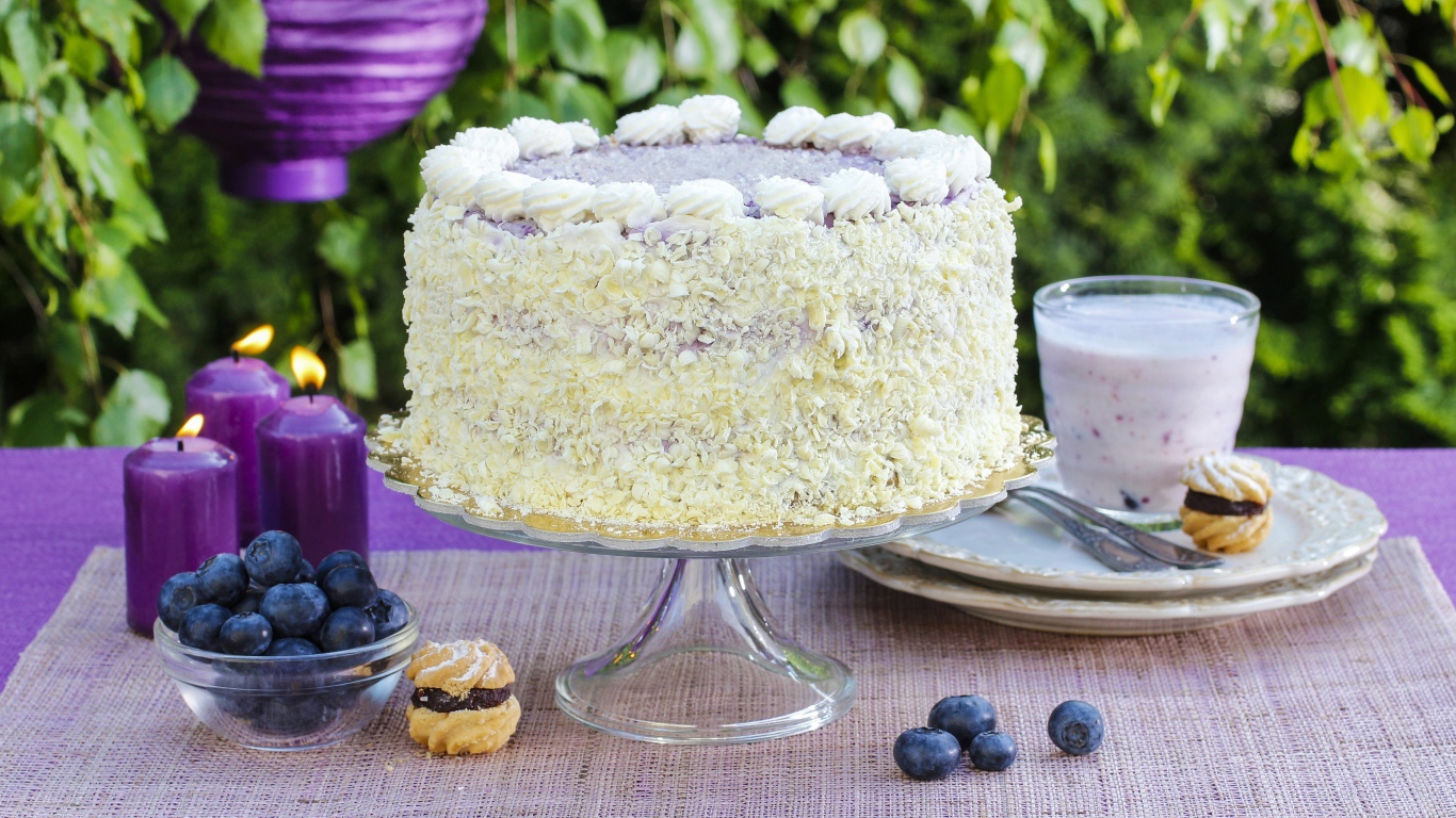 Вкусный красивый торт с черникой на столе