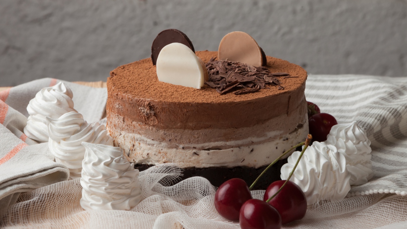 Вкусный торт с меренгой и вишнями