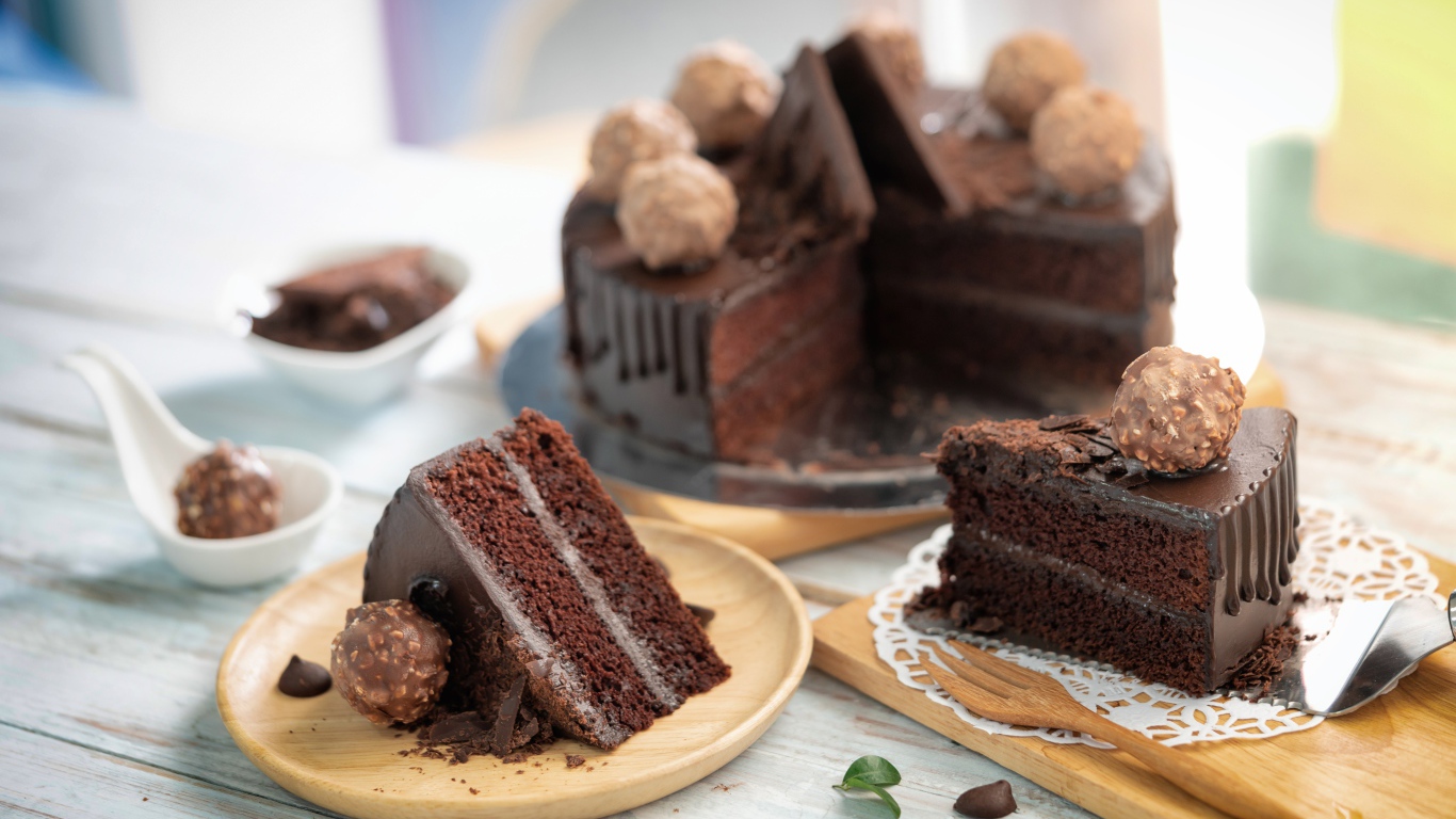 Аппетитный шоколадный торт на столе 