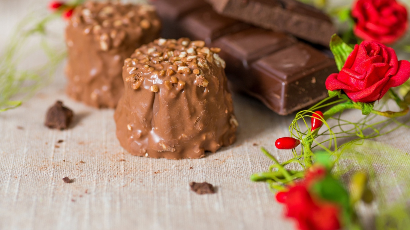 Вкусные шоколадные конфеты с орехами на столе 