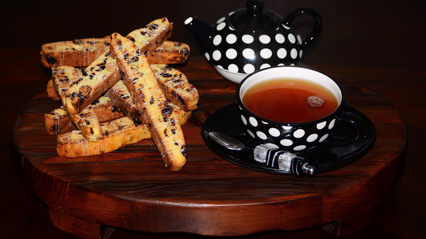 Вкусное печенье с орехами на столе с чашкой чая