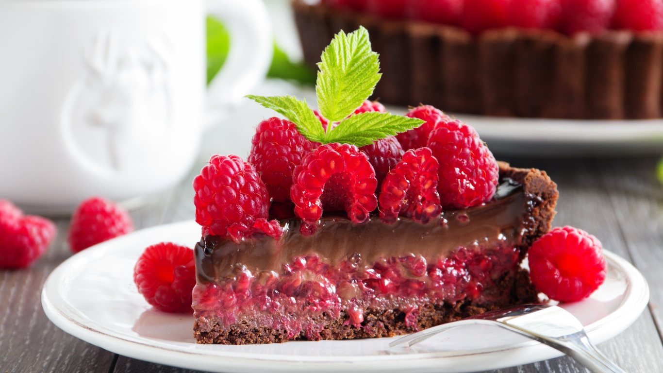 Вкусный пирог с шоколадом и ягодами малины 