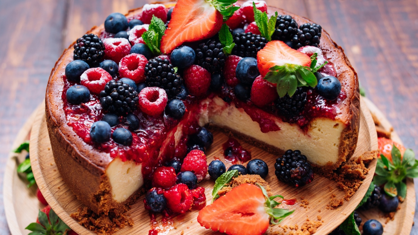 Вкусный сладкий чизкейк со свежими ягодами 