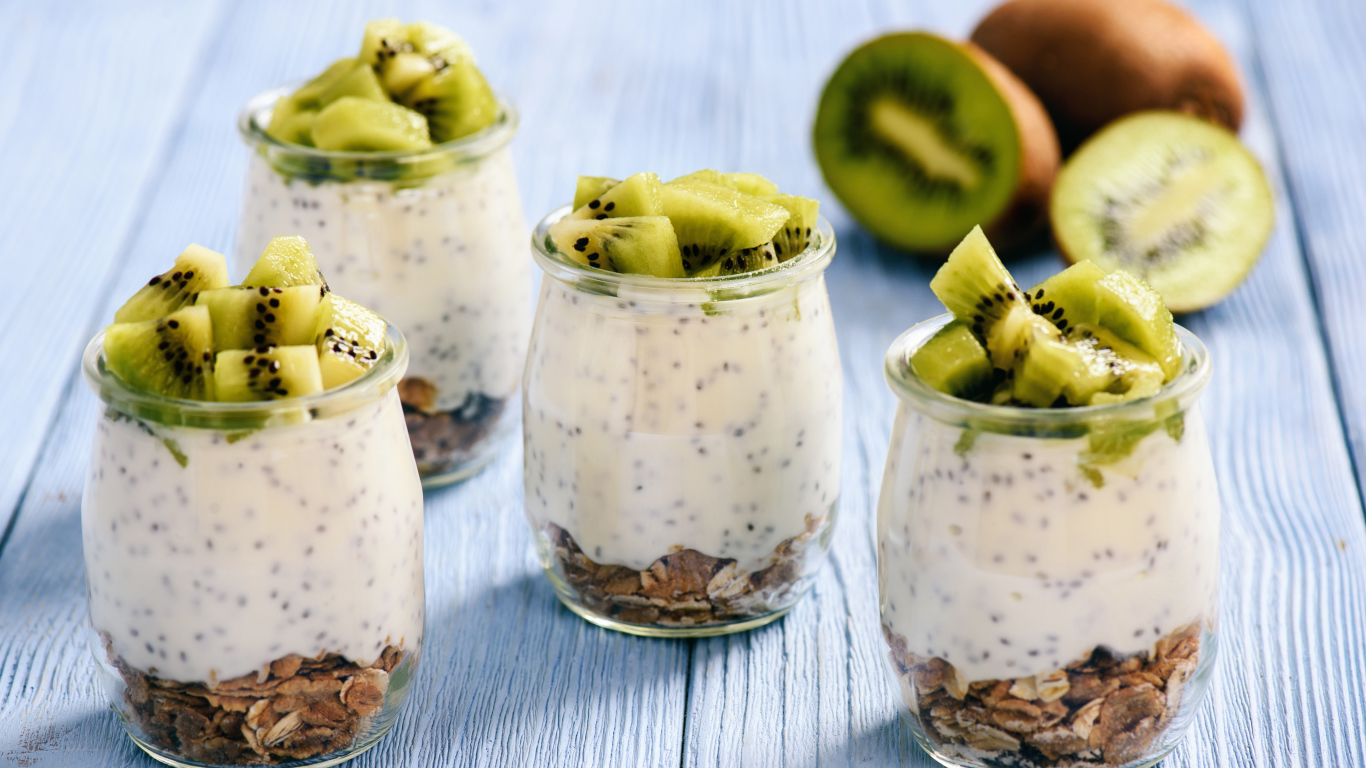 Десерт с овсяными хлопьями и йогуртом в стаканах с кусочками киви