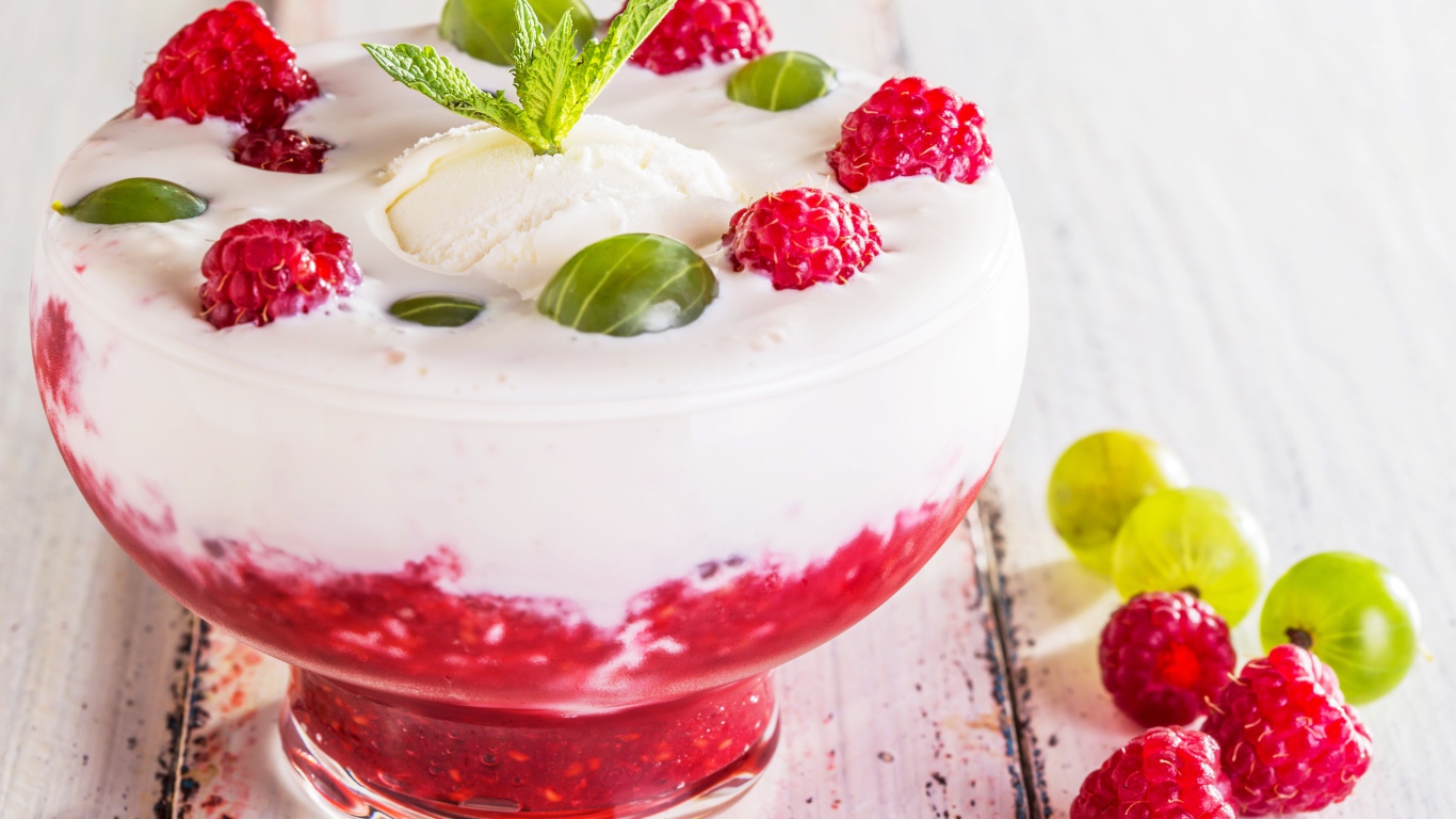 Десерт с йогуртом, малиной, крыжовником и мороженым