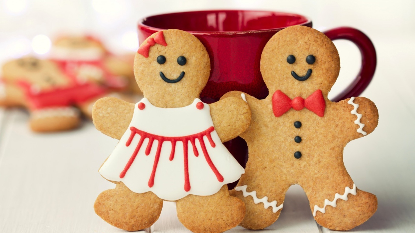 Праздничное печенье мальчик и девочка с чашкой на столе