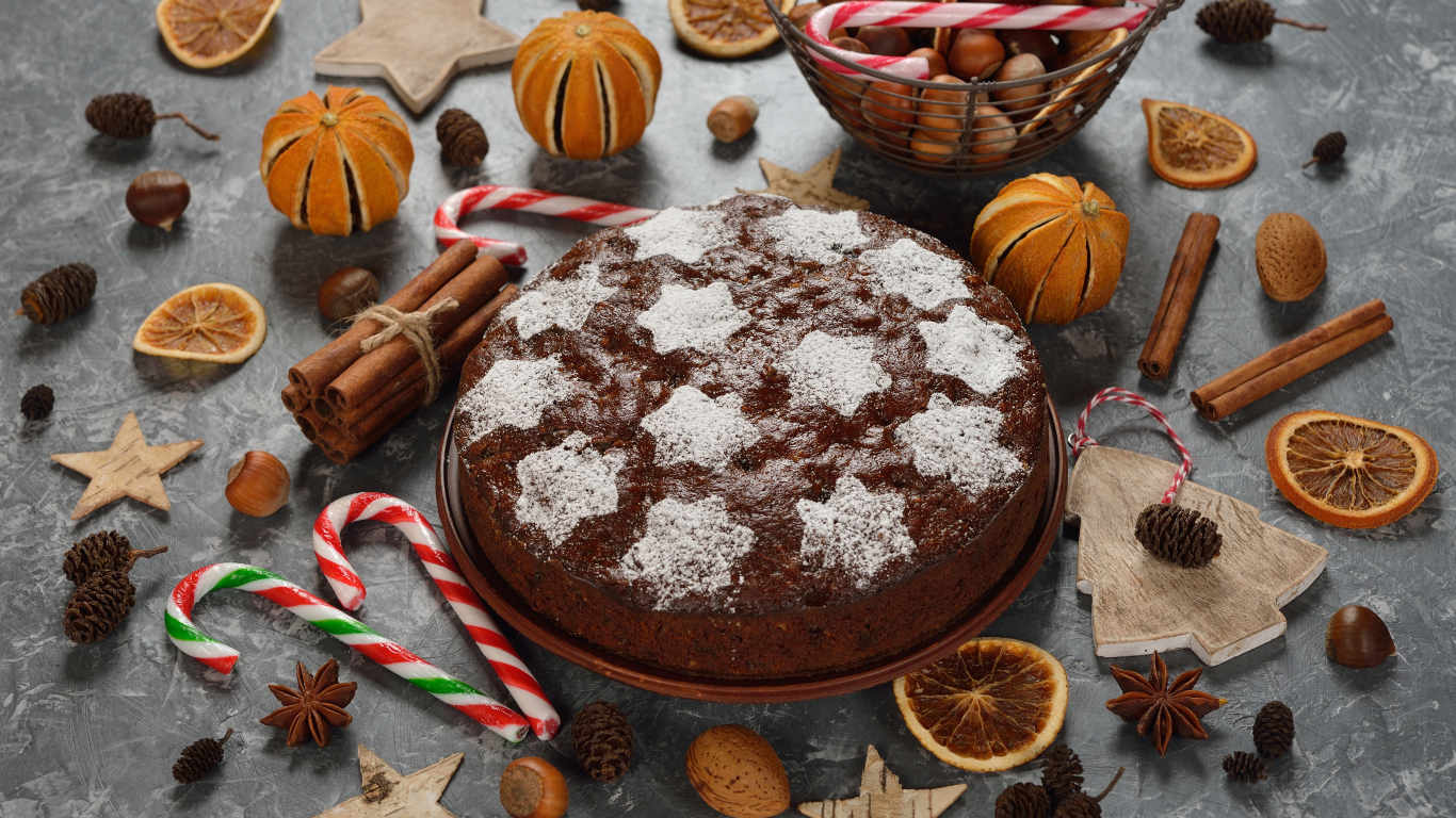 Праздничный пирог с пряностями и орехами на столе