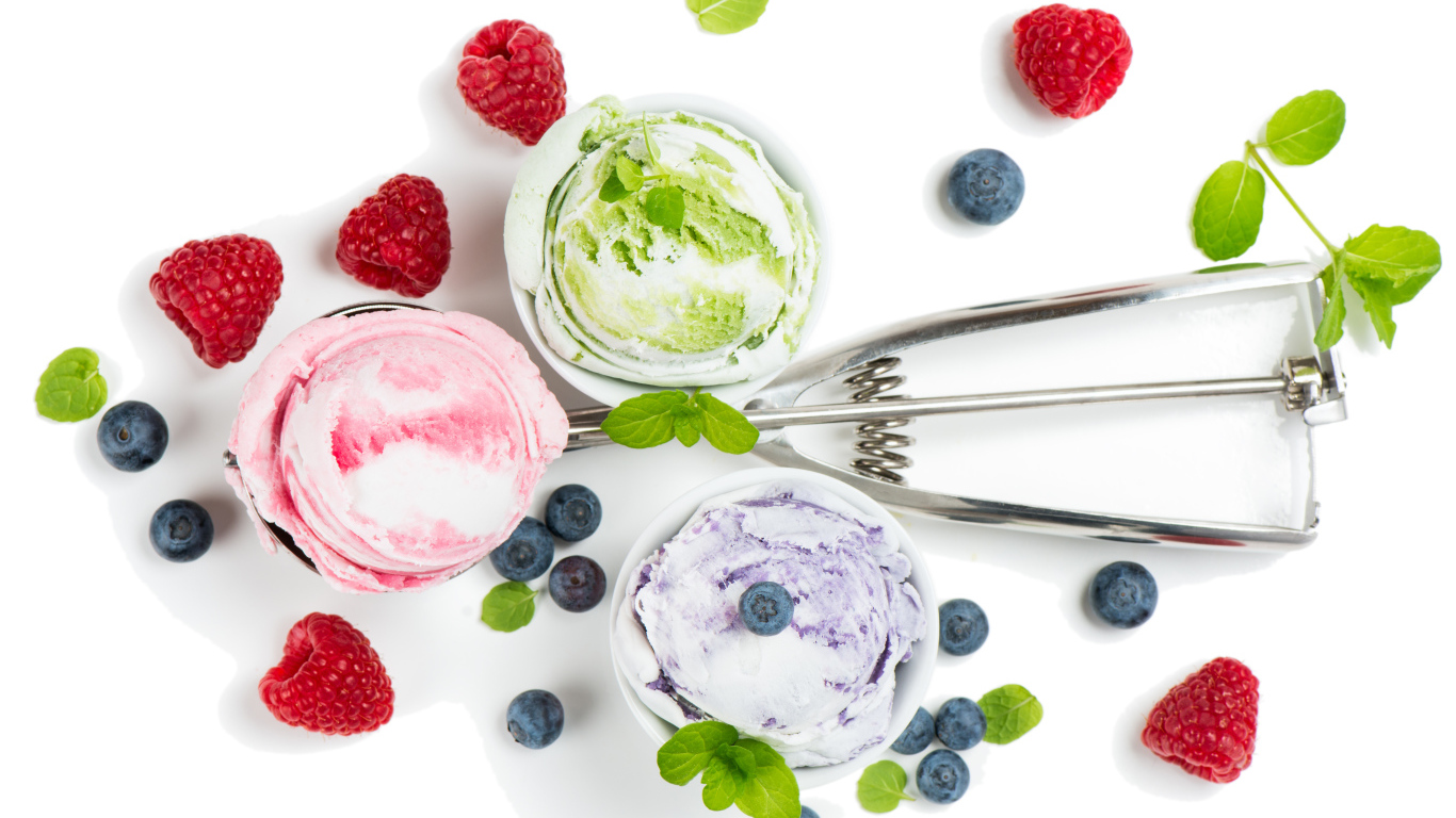 Шарики мороженого на столе с ягодами черники и малины 