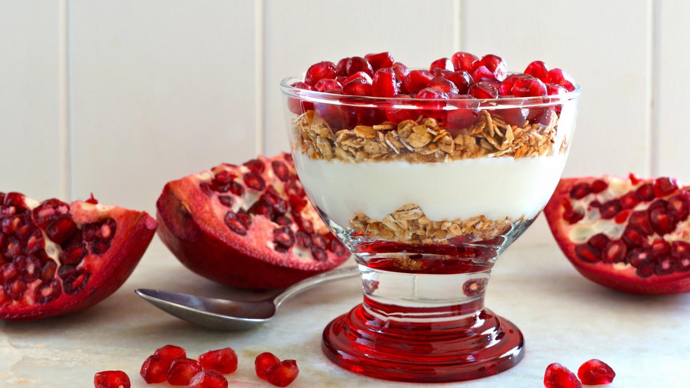 Десерт из мюсли с йогуртом и зернами граната