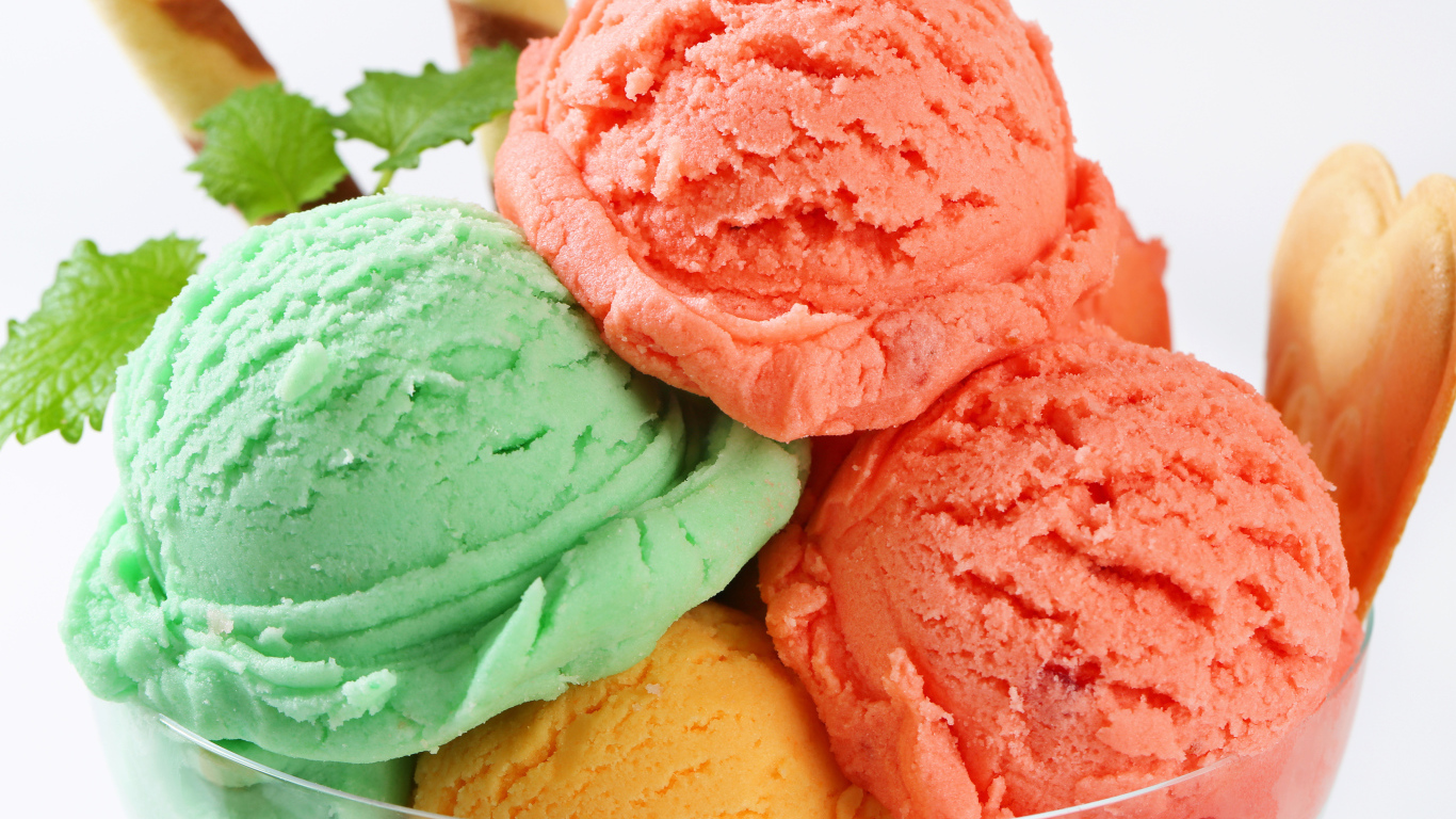 Разноцветное фруктовое мороженое крупным планом