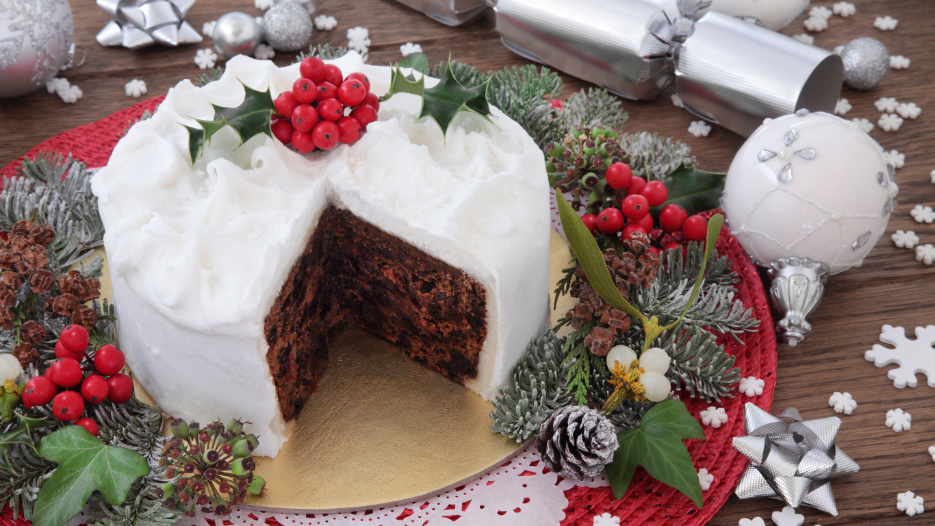 Новогодний торт на столе с новогодними украшениями