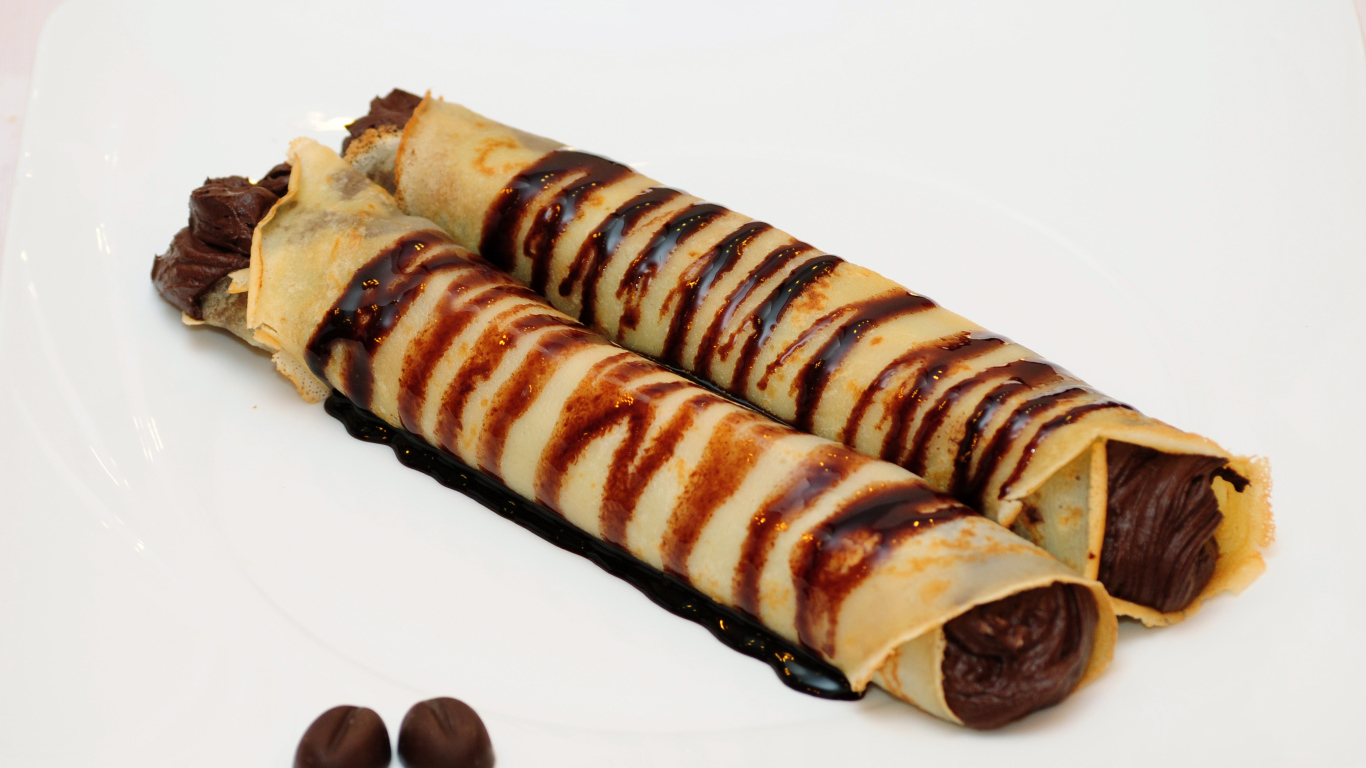 Блины с шоколадной начинкой на тарелке