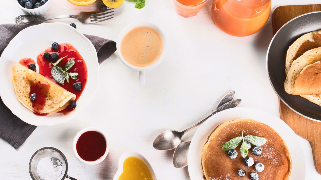 Панкейки с джемом и соком на столе на завтрак 