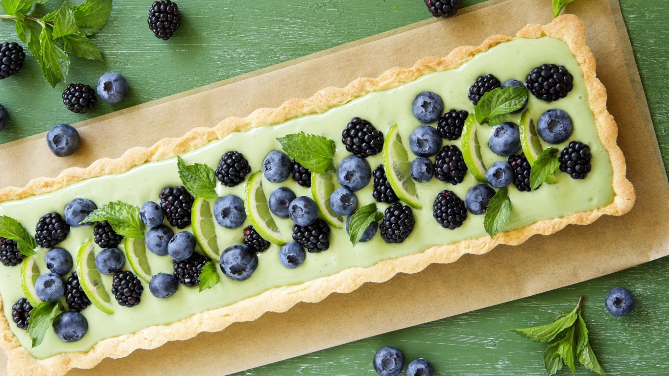 Пирог с лаймом, ягодами черники и ежевики