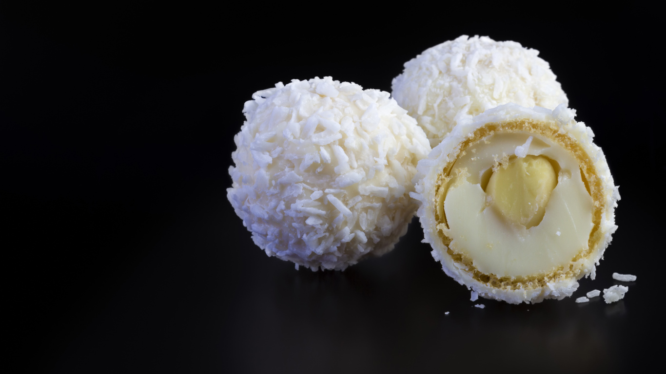 Конфеты раффаэлло на черном фоне