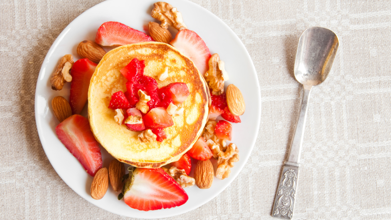 Румяные оладьи с клубникой и орехами