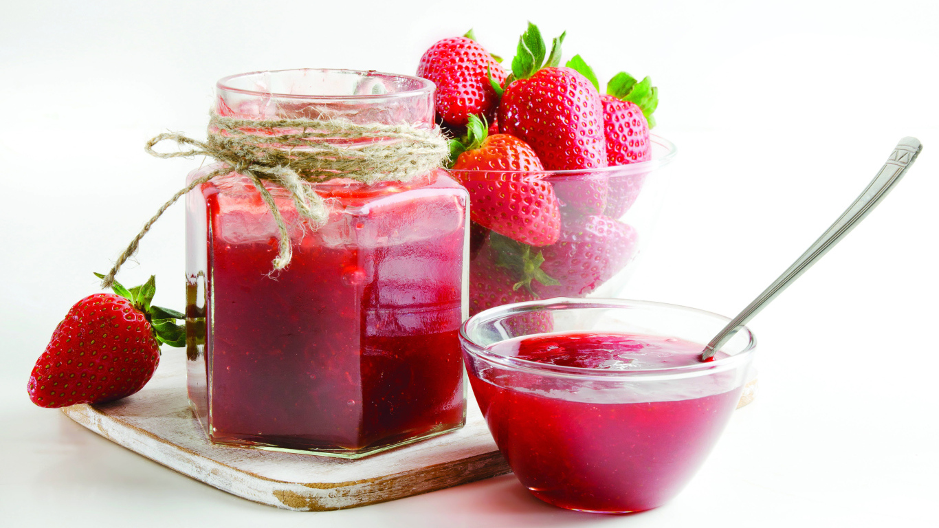 Клубничный джем с ягодами на белом фоне