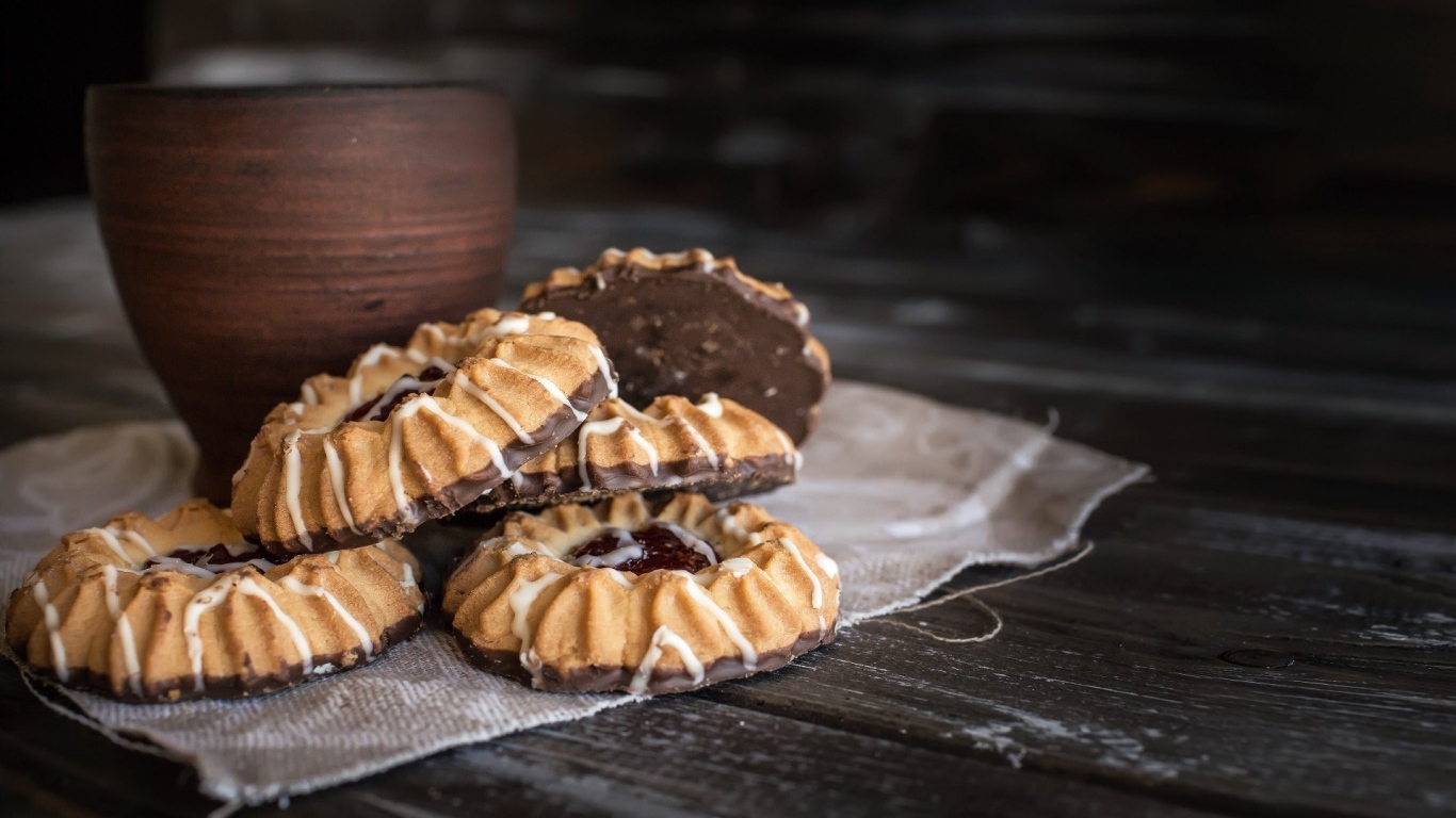 Сладкое печенье с шоколадом на столе