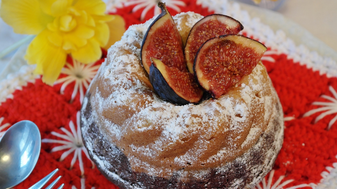 Сладкий кекс с инжиром и сахарной пудрой 