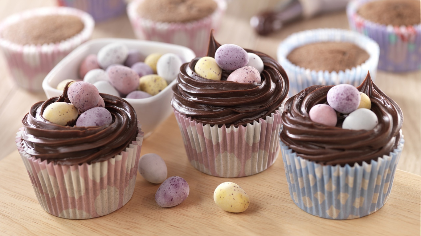 Сладкие кексы с шоколадом и конфетами