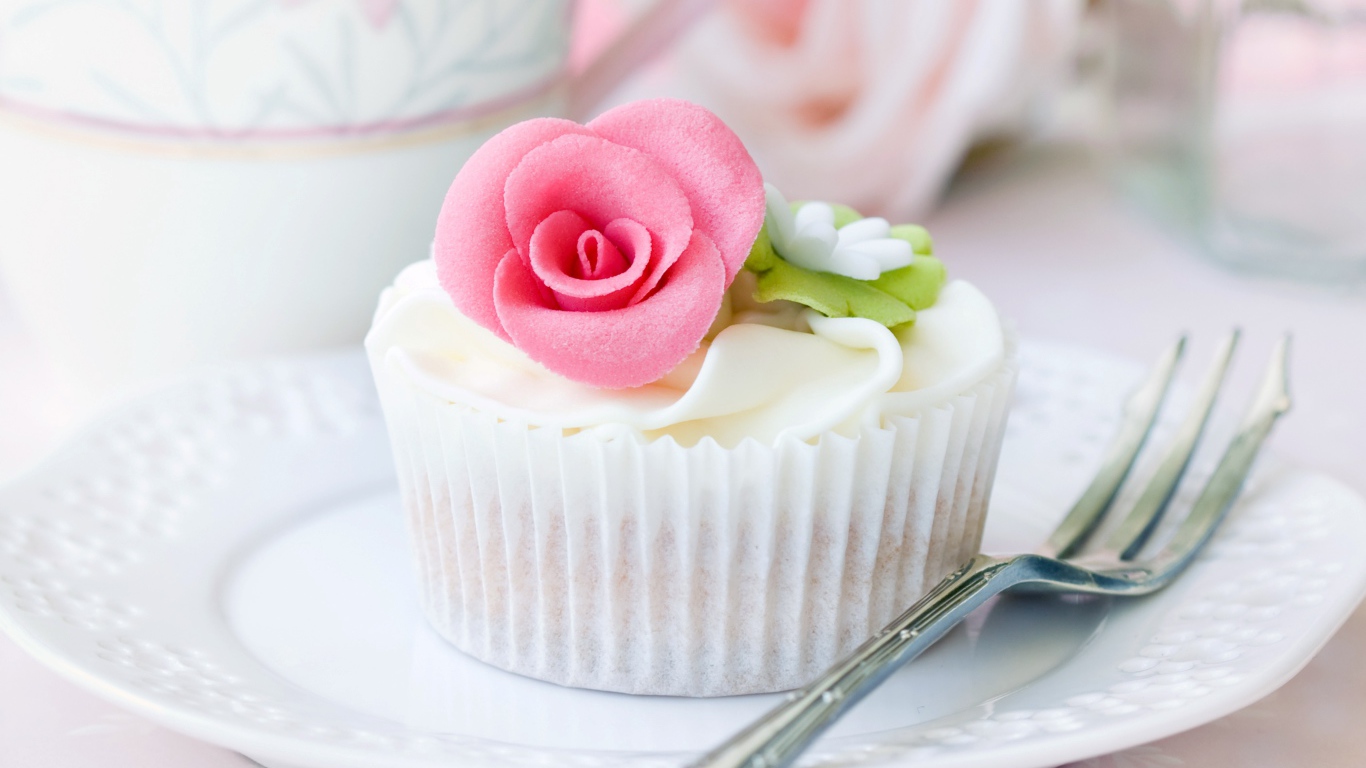 Кекс украшен розовым сахарным цветком