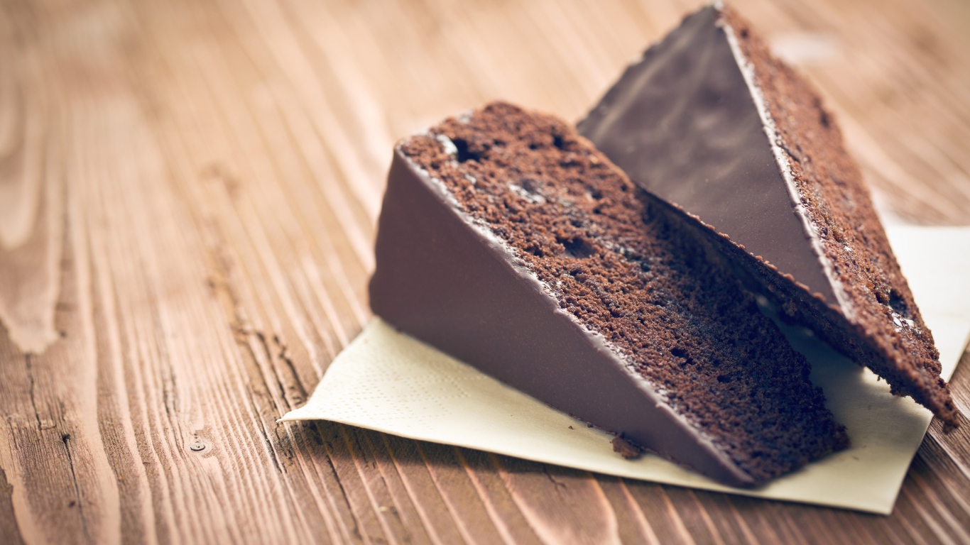 Два кусочка шоколадного торта на столе