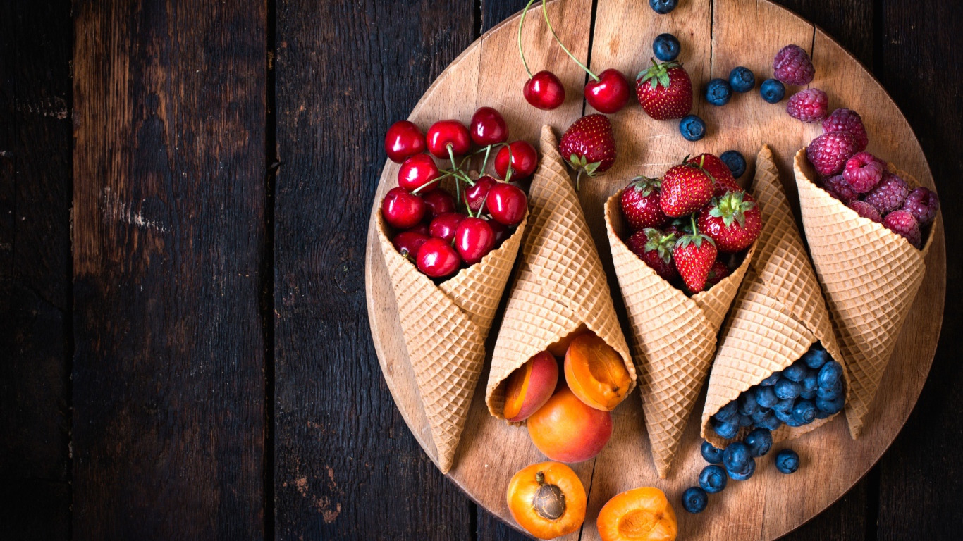 Вафельные рожки с клубникой, малиной, черешнями и черникой