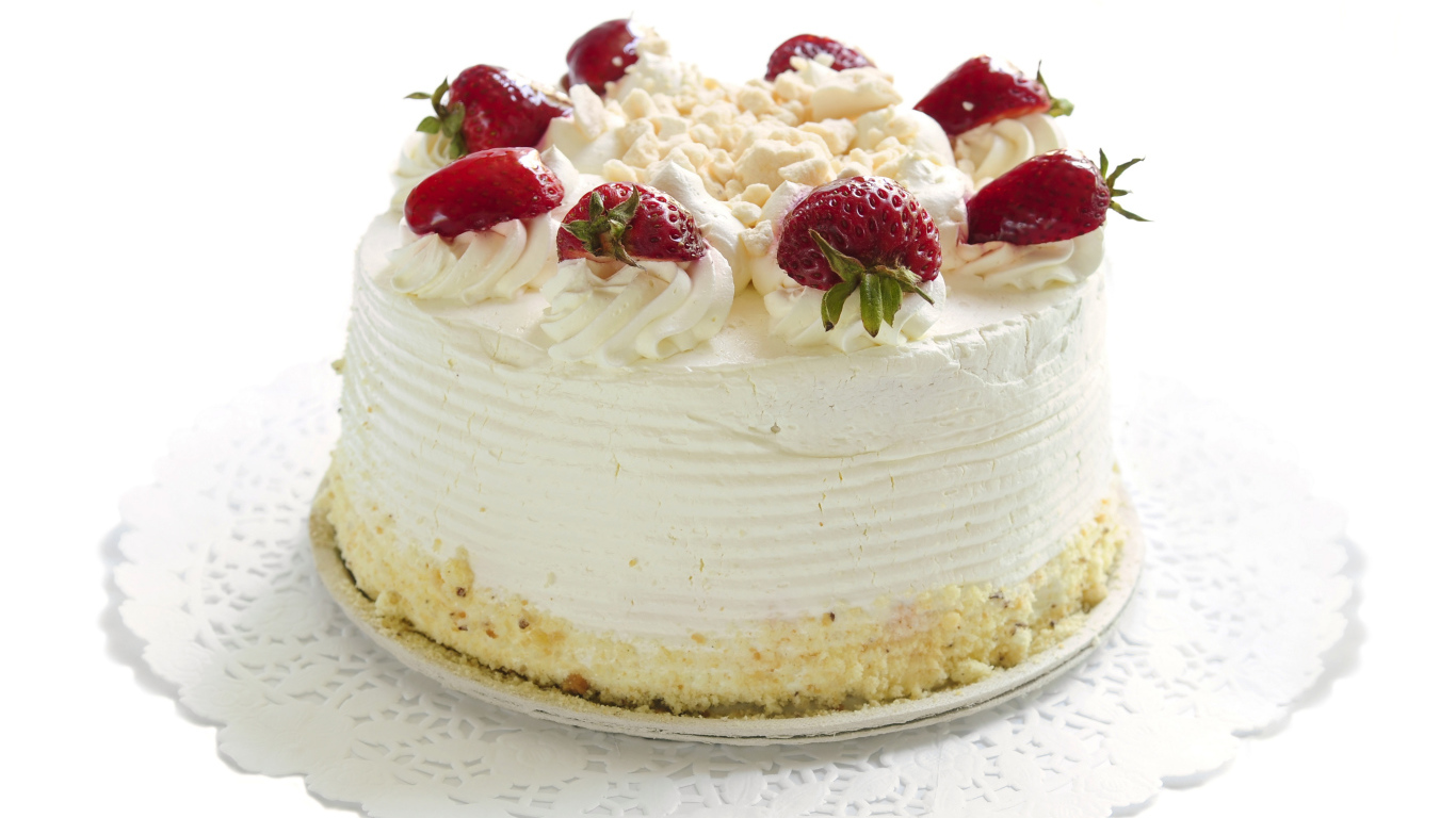 Белый торт мусс с клубникой на белой салфетке 