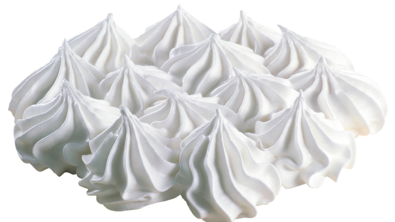 Белое воздушное безе на белом фоне