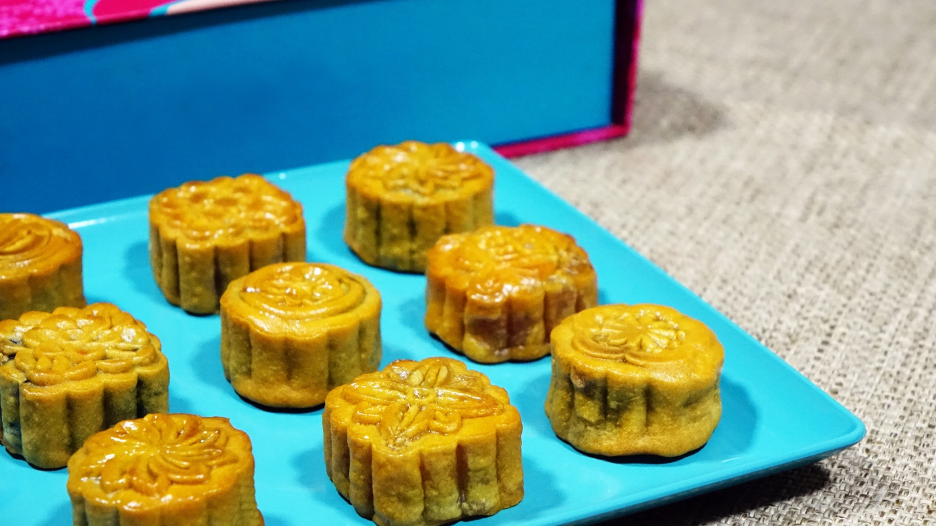 Свежий десерт на голубой тарелке 