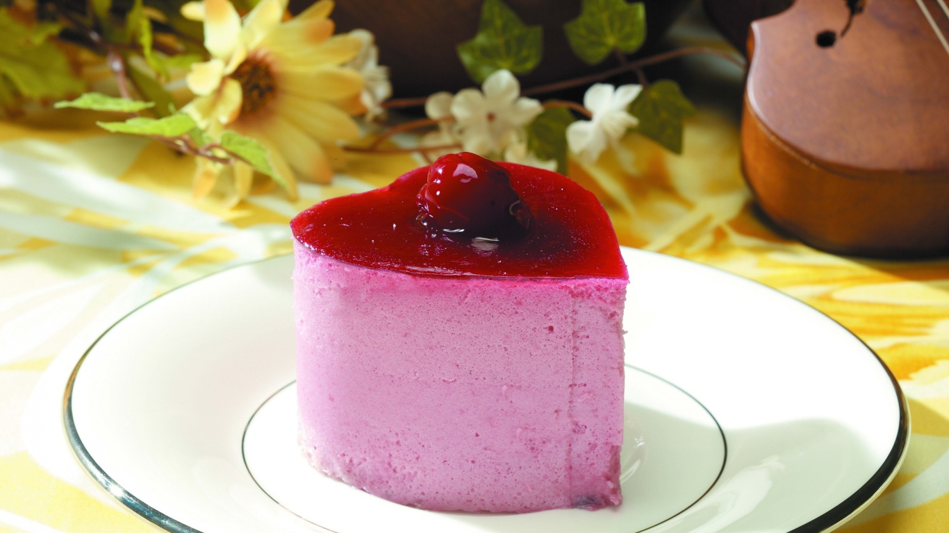 Пирожное суфле в форме сердца на тарелки