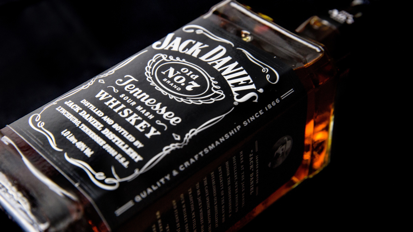 Бутылка виски Jack Daniels на черном фоне