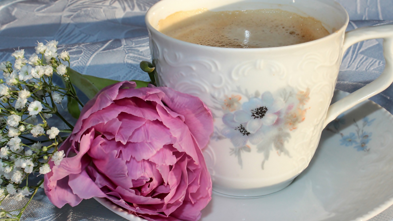 Чашка кофе с розовым цветком пиона и белыми цветами