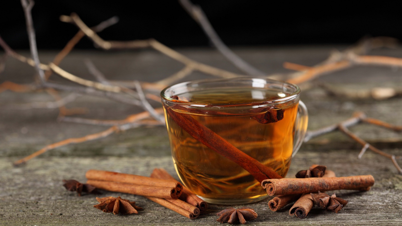 Чашка чая с звездами бадьяна и корицей 