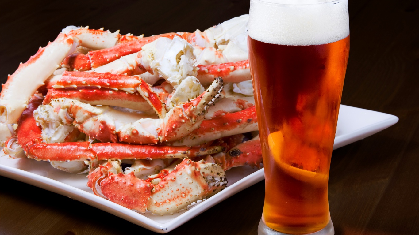 Бокал пива с крабовым мясом