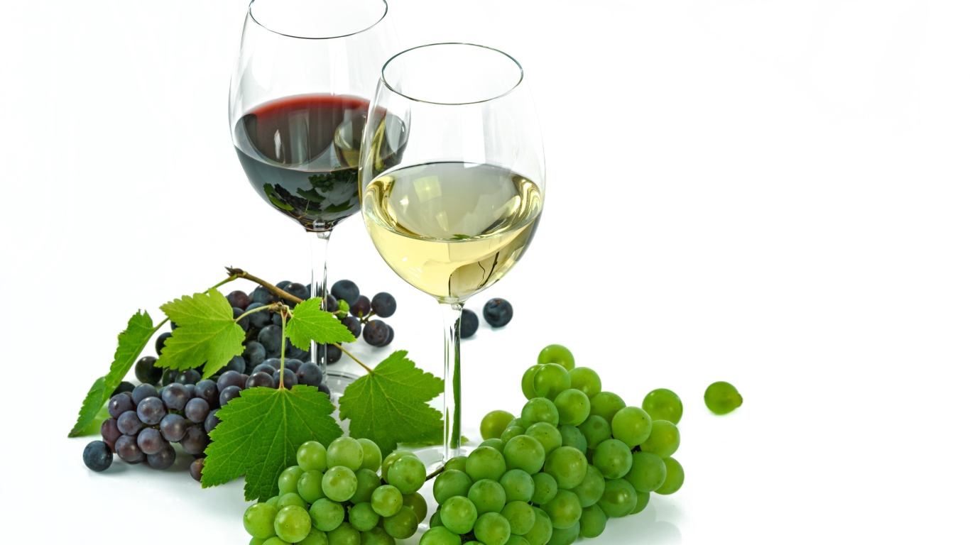 Бокал белого и красного вина на белом фоне с виноградом