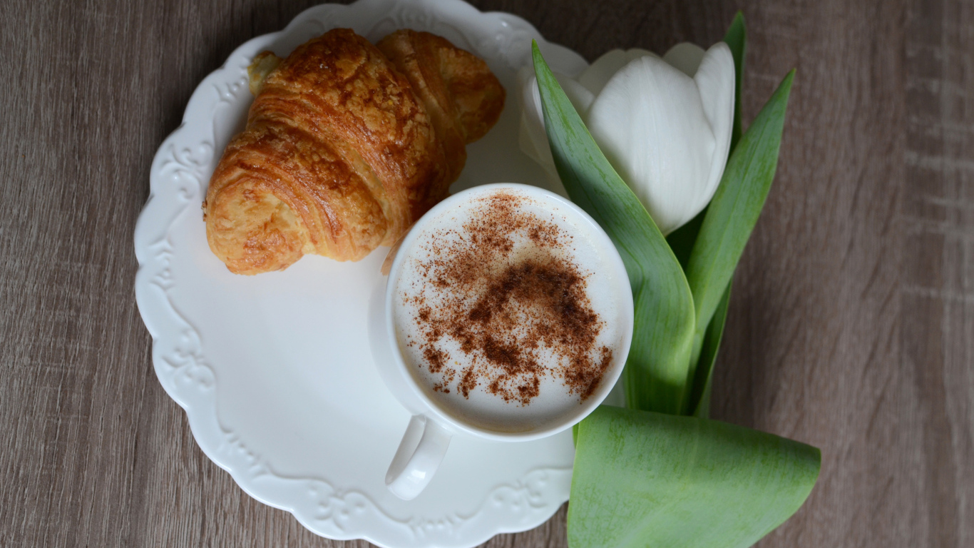 Круассан, чашка капучино и белый тюльпан для любимой