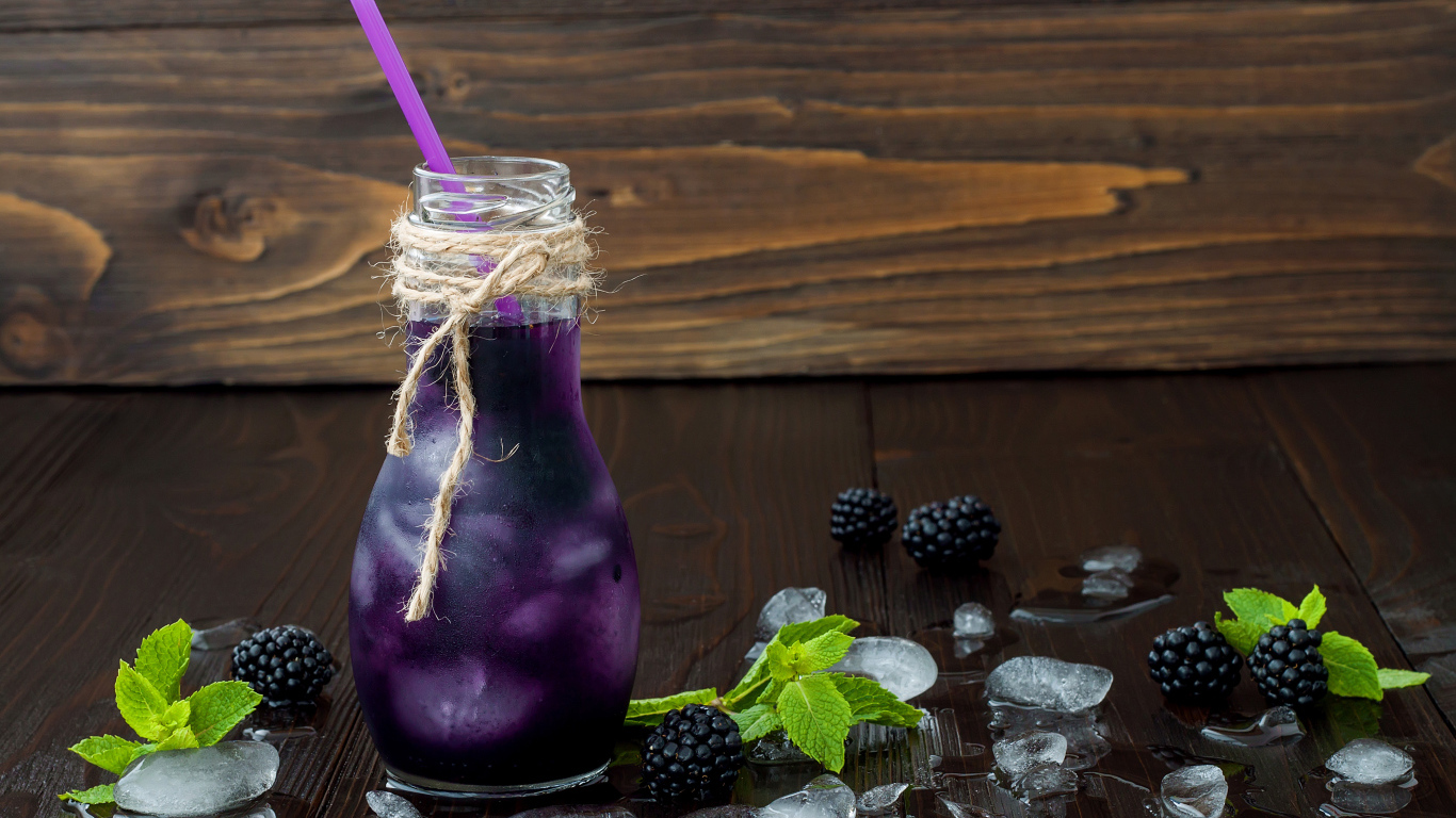 Напиток из ежевики с трубочкой и льдом