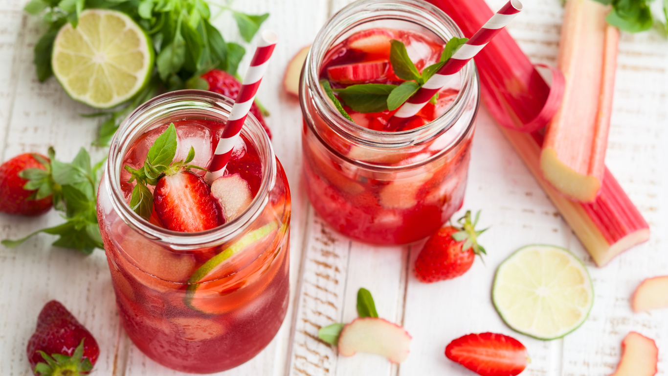 Напиток из ревеня, клубники и лайма