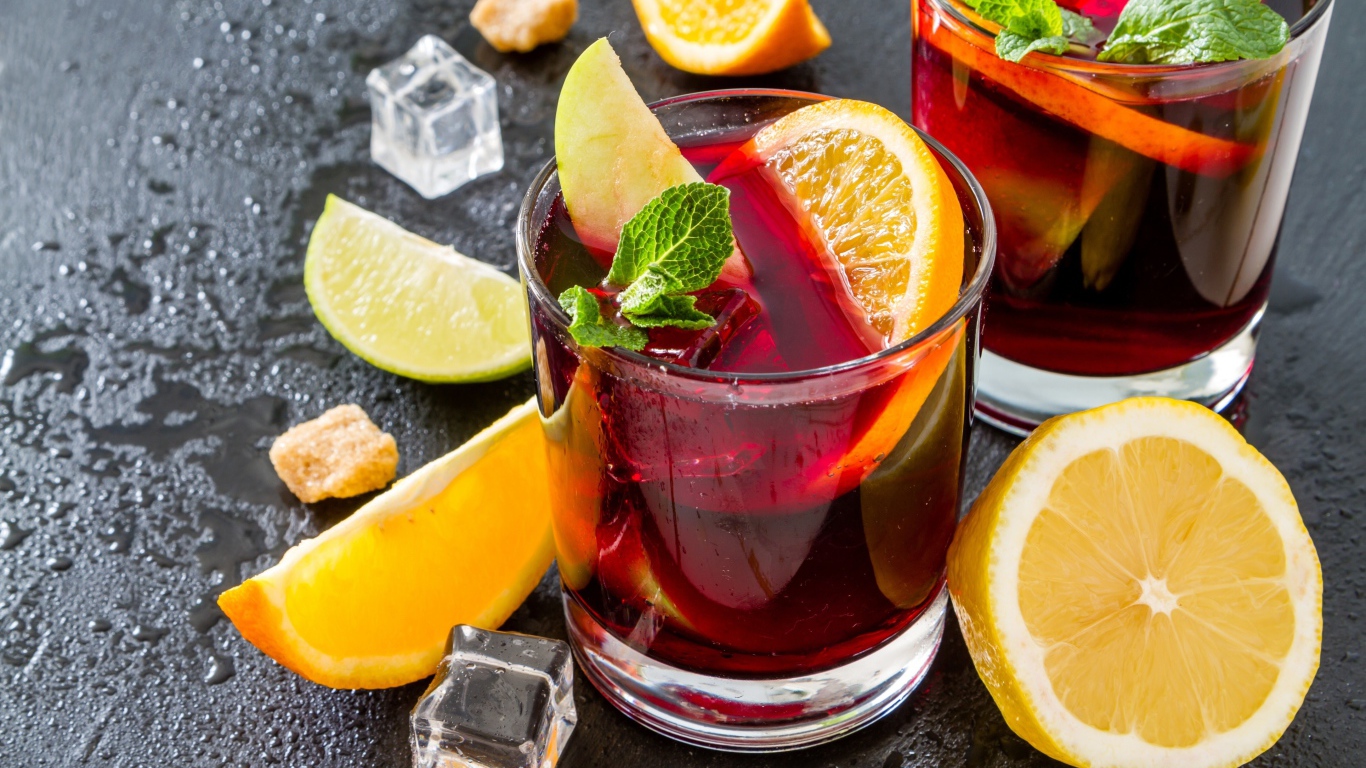 Напиток в стаканах с лимоном, мятой и кусочками льда