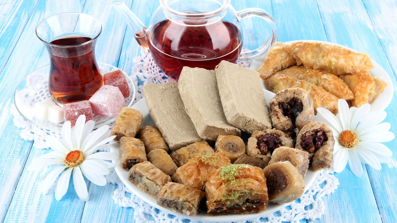 Ароматный чай на столе с восточными сладостями