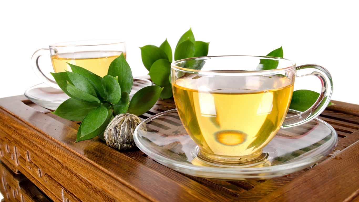 Стеклянные чашки на столе с зеленым чаем