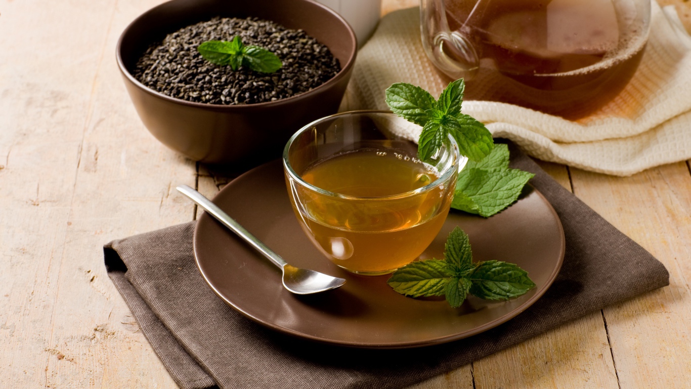 Зеленый чай с мятой на столе 