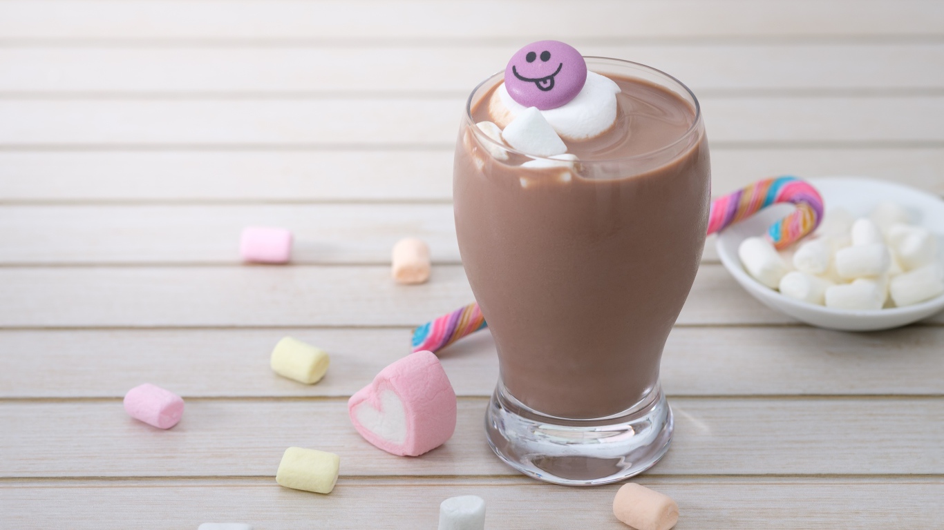 Горячий шоколад с маршмеллоу на столе