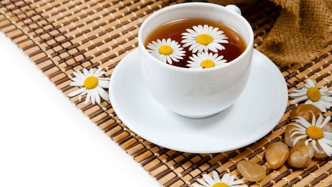 Большая белая чашка с цветами ромашки 