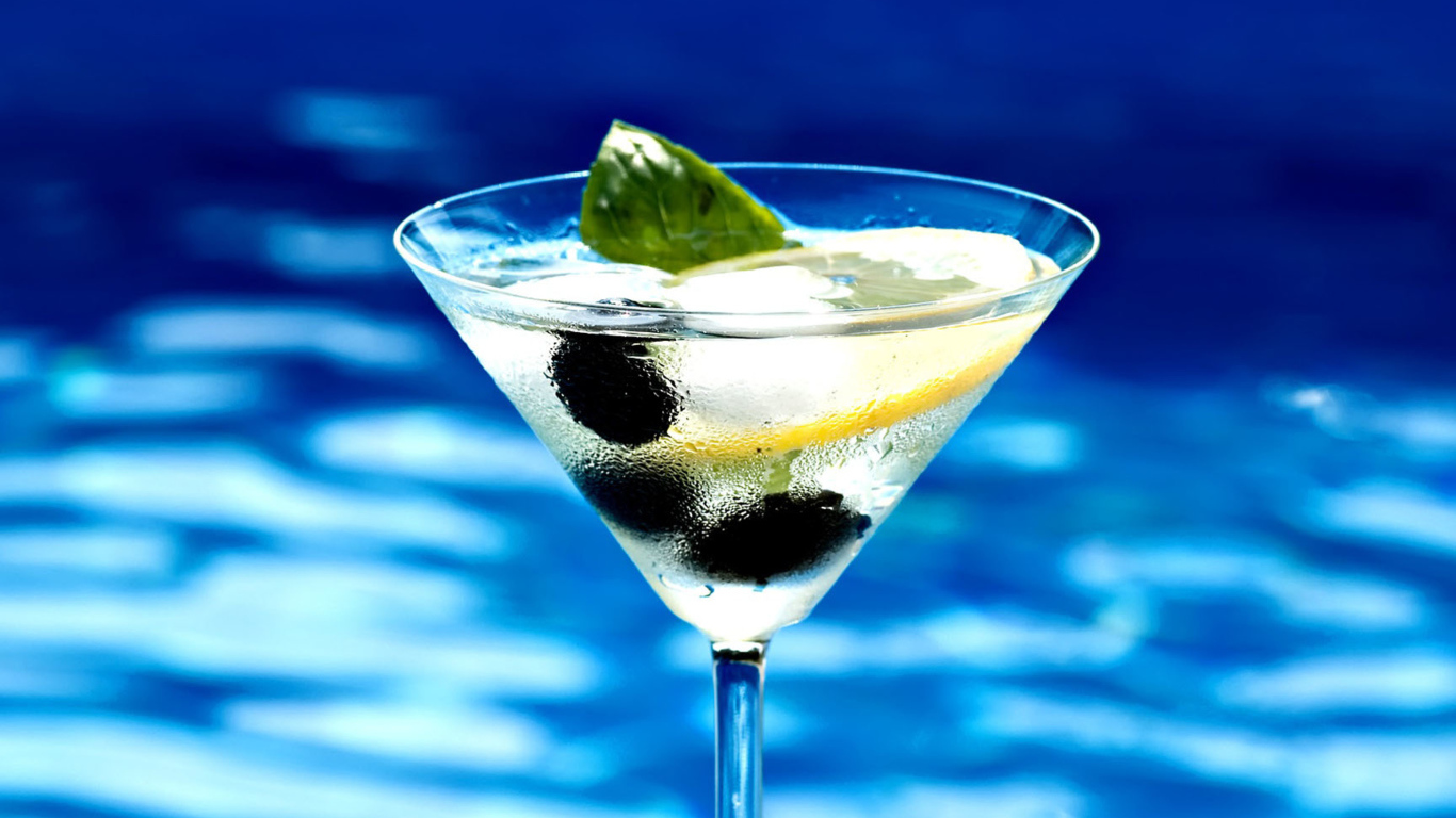 Мартини в бокале с лимоном и оливками 