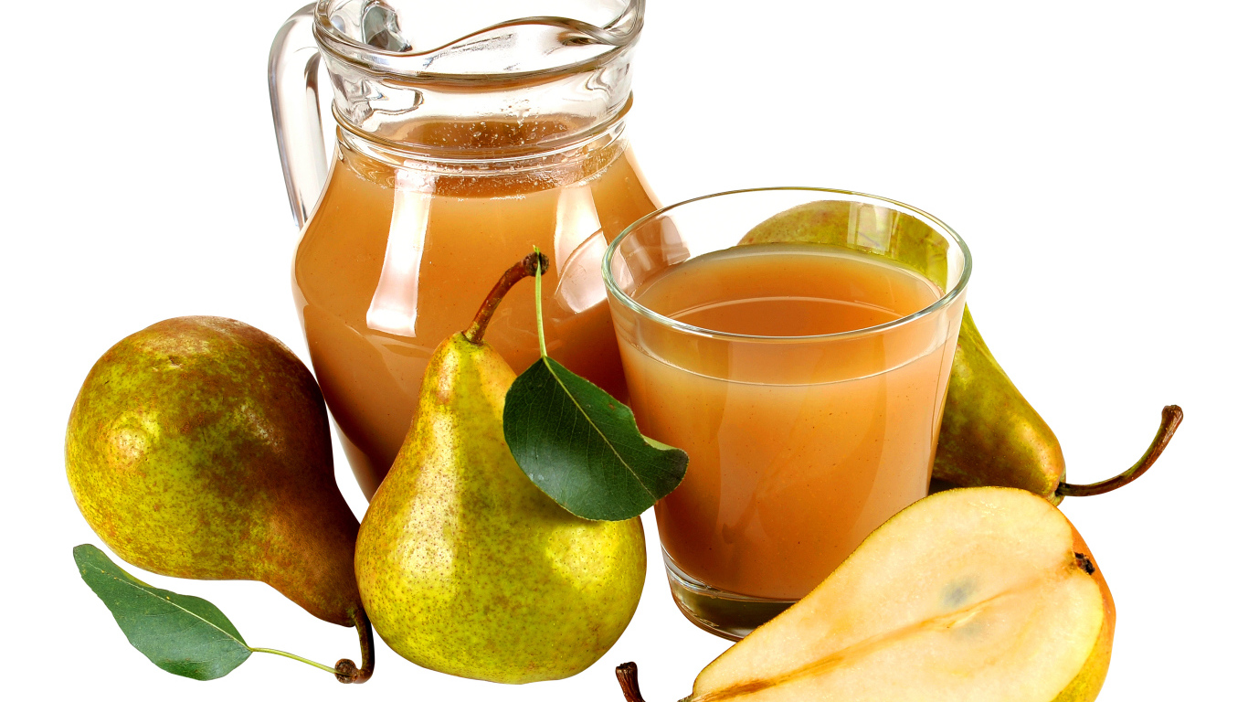 Грушевый сок со свежими грушами на белом фоне